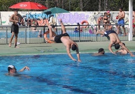 Bañistas en la piscina olímpica del Sotillo el pasado verano.