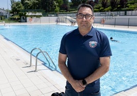 Alberto Retuerto, presidente de la Federación de Salvamento y Socorrismo de Castilla y León en la piscina de Canterac.