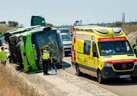 Lugar del accidente con el autobús volcado en Fuentes de Oñoro.