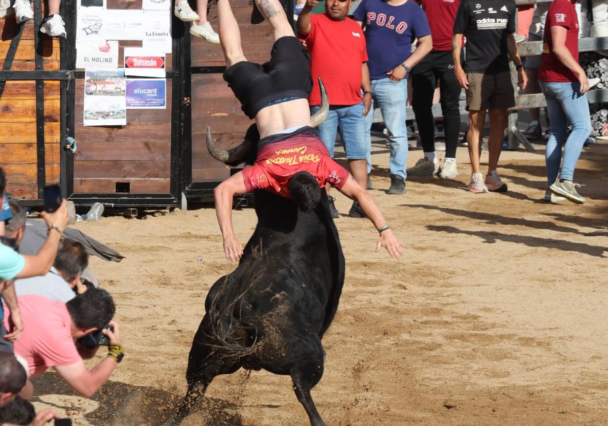 Las imágenes de la espectacular cogida en el encierro de Medina