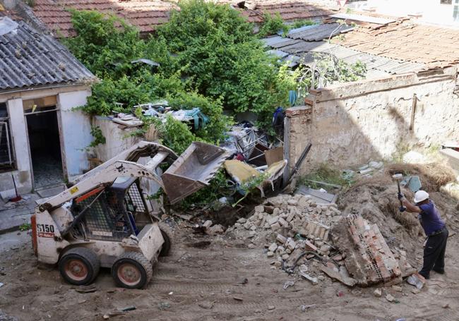 Los operarios trabajan en la zona para derribar las dos casas molineras.