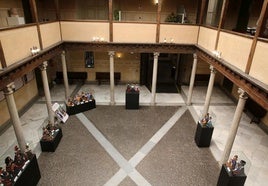 Patio interior de la sede de la Diputación de Segovia en el que se aprecia una exposición temporal.