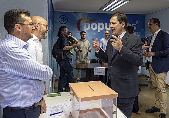 Alfonso Fernández Mañueco, este lunes en Salamanca durante la votación en las primarias del PP.