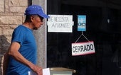 Un hombre pasea junto a un negocio segoviano que busca un trabajador.