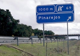 Cartel que informa de la salida 69 en la autovía A-601, en Pinarejos.