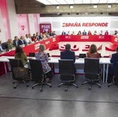 Los 49 miembros de la Ejecutiva del PSOE, salvo Óscar Puente, ausente de la imagen, de baja paternal, este lunes en Ferraz.