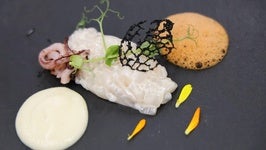Presentación del tartar de calamar, crema de apionabo y aire de zanahoria ahumada