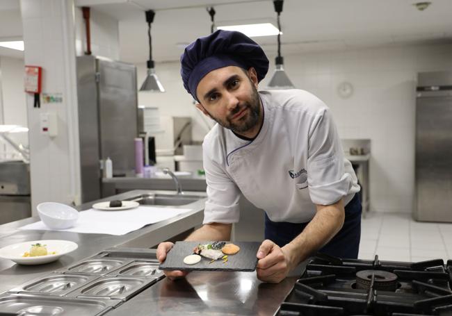 El chef Víctor Sanz con su plato recién terminado en las cocinas de la Escuela Alcazarén