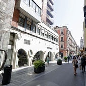 Acceso a la futura pensión y la entreplanta que ocupará, sobre la tienda Textura, en el número 5 de la calle Regalado.