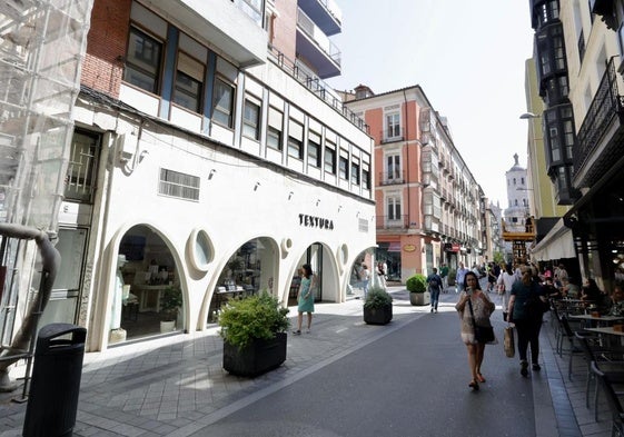 Acceso a la futura pensión y la entreplanta que ocupará, sobre la tienda Textura, en el número 5 de la calle Regalado.
