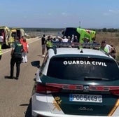 Lugar del accidente con el autobús volcado en Fuentes de Oñoro.