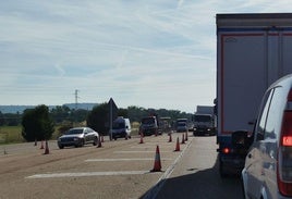 Obras de parcheado en la A-11, el verano pasado.