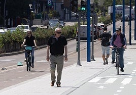 Dos ciclistas circulan por los dos carriles bici, el que se eliminará y el nuevo, en la mañana de este martes.