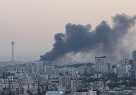 El humo se eleva tras un ataque israelí contra el edificio IRIB, la emisora ​​estatal del país, en Teherán.