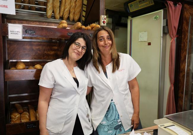 Noelia Sánchez-Rico y María García, de la panadería El Arenal.