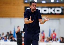 Barrio gesticula en un partido de su último equipo, el San Antonio de Ibiza.