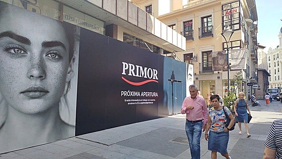 Primor ya se anuncia en la calle Santiago y busca empleados para su nueva tienda
