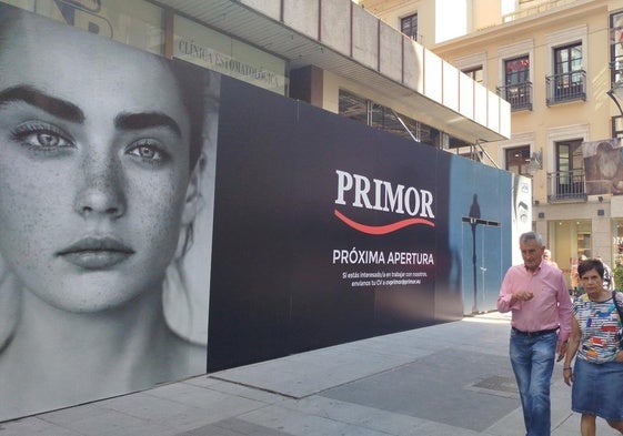 La tienda Primor ya anuncia su «próxima apertura» en la calle Santiago.