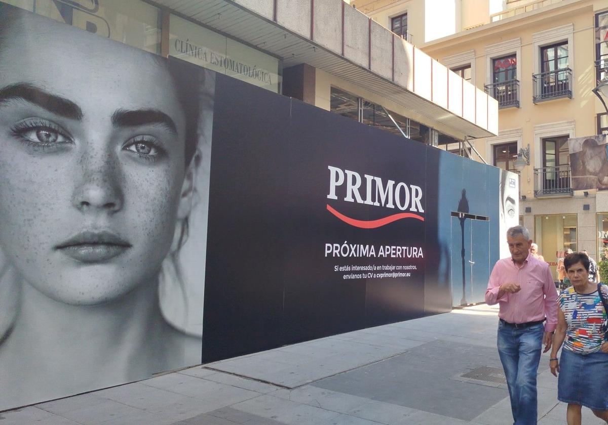 La tienda Primor ya anuncia su «próxima apertura» en la calle Santiago.