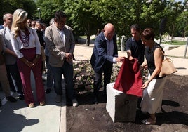 El alcalde y los padres de Estela Domínguez descubren la placa de homenaje a la joven ciclista fallecida colocada junto al nuevo carril bici.