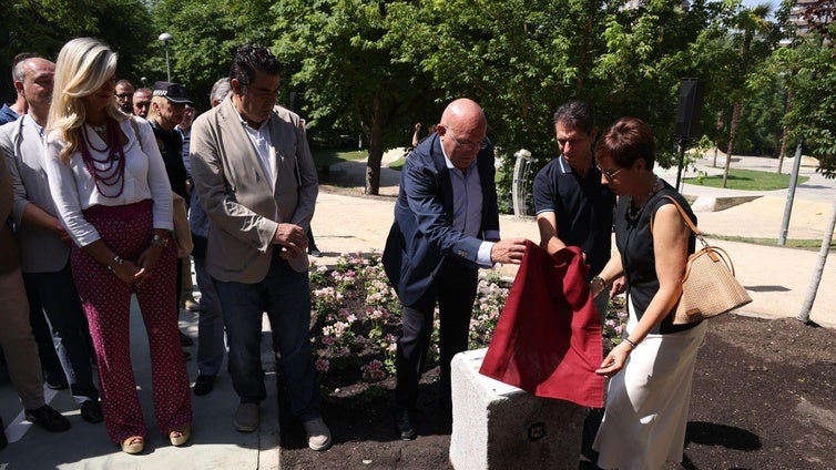 El alcalde y los padres de Estela Domínguez descubren la placa de homenaje a la joven ciclista fallecida colocada junto al nuevo carril bici.
