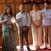 Miriam Andrés, arropada por siete concejales, hace balance en el salón de plenos.