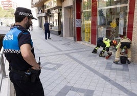 Los bomberos y la Policía Municipal intervienen tras la caída de cascotes en el número 46 de la calle Labradores.