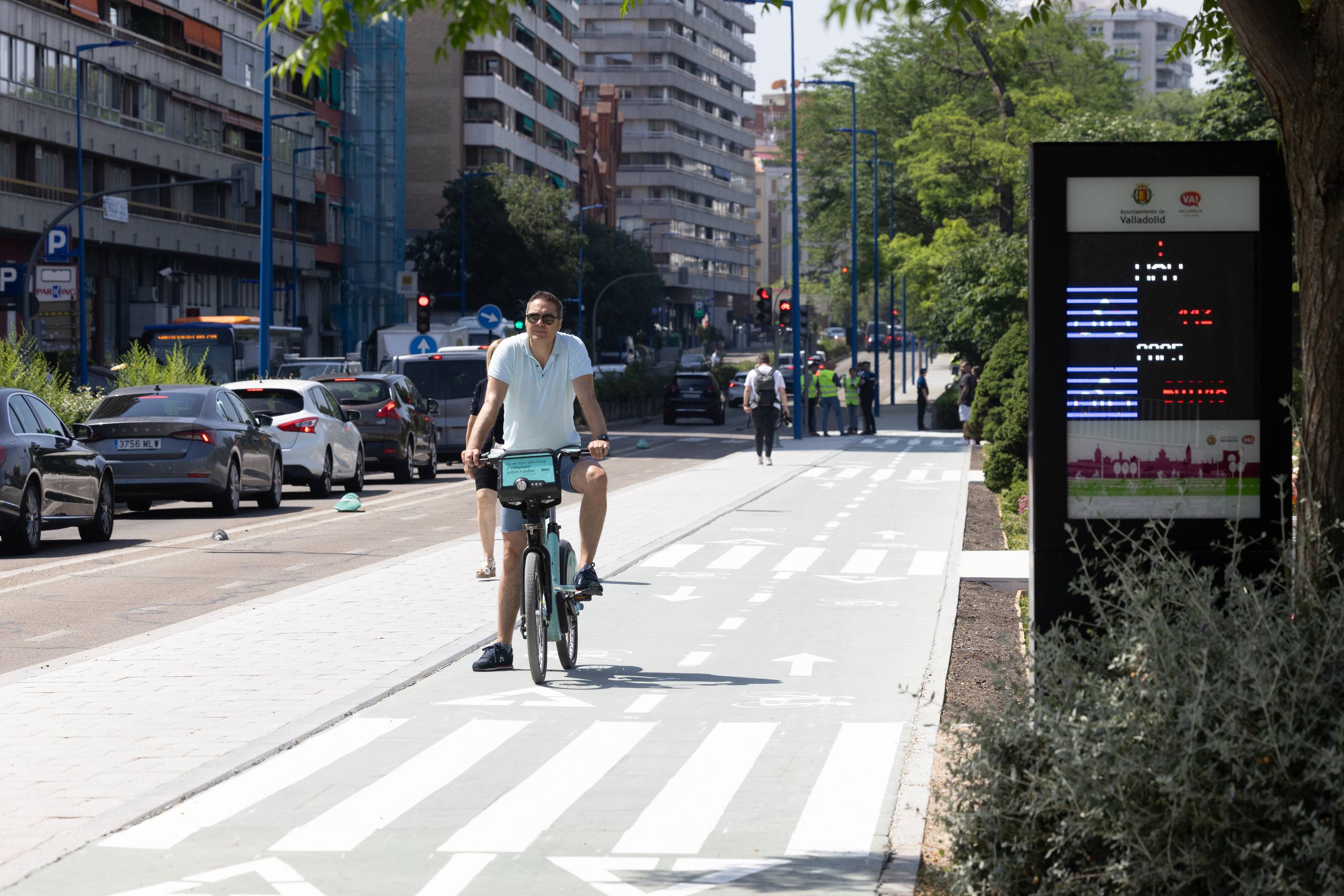 La inauguración del nuevo carril bici de Isabel la Católica, en imágenes