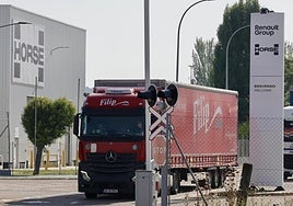 Dos camiones salen de las instalaciones de Horse en la avenida de Madrid, 72 de Valladolid.