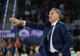 Luis Guil dirige al Súper Agropal Palencia en un partido esta temporada