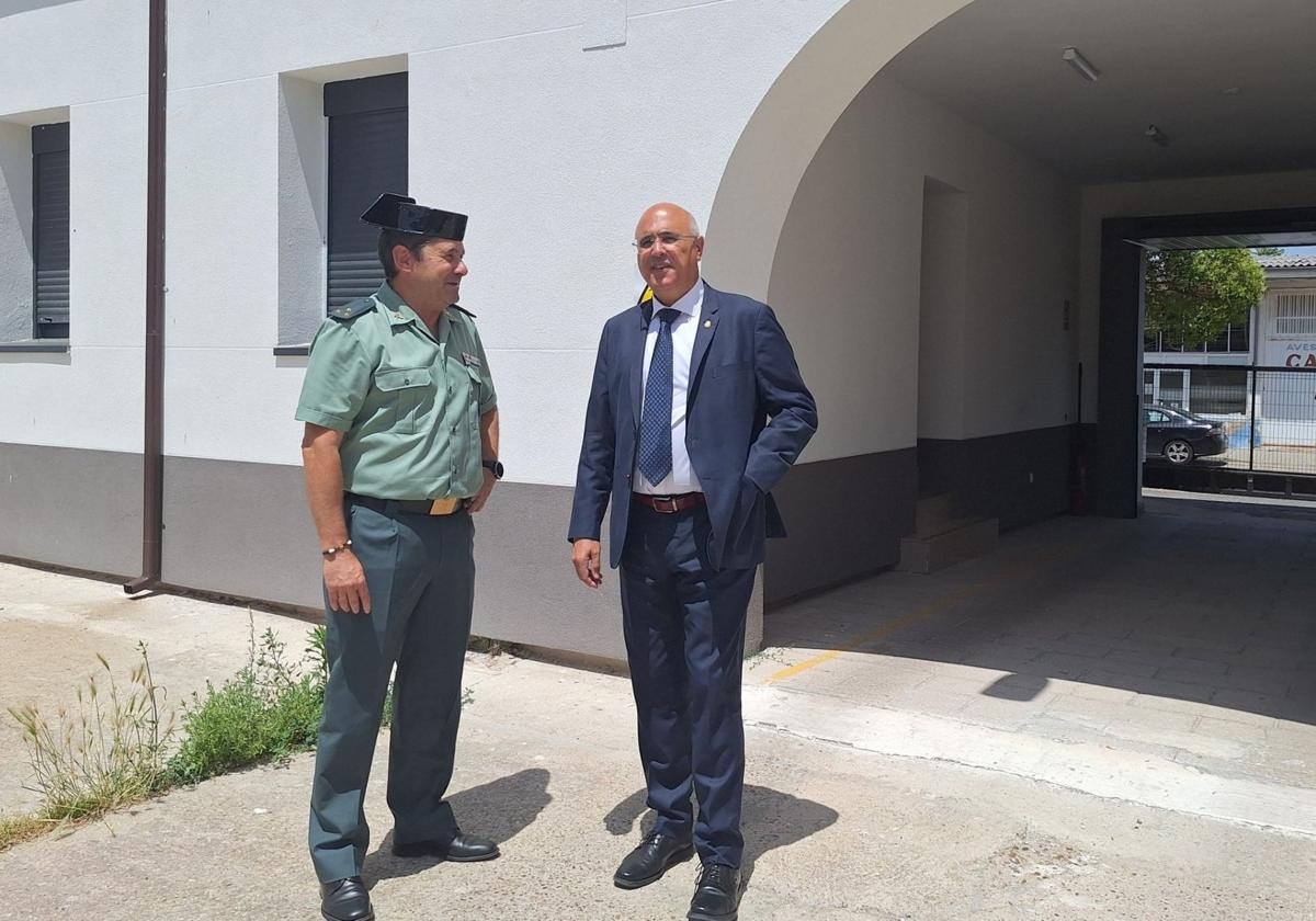 El subdelegado del Gobierno, durante la visita.