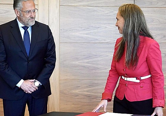 Laura Seseña, junto al presidente de las Cortes, Carlos Pollán, este martes durante la toma de posesión.