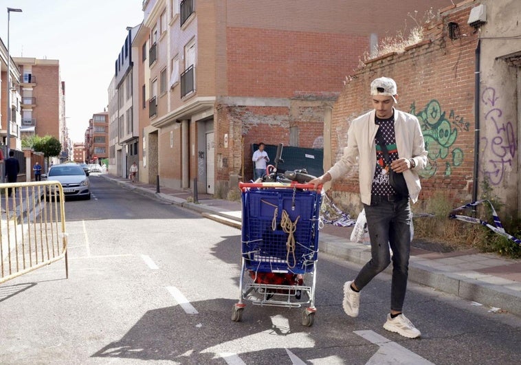 Uno de los okupas retira este lunes varios enseres en un carro tras el inicio de las obras.