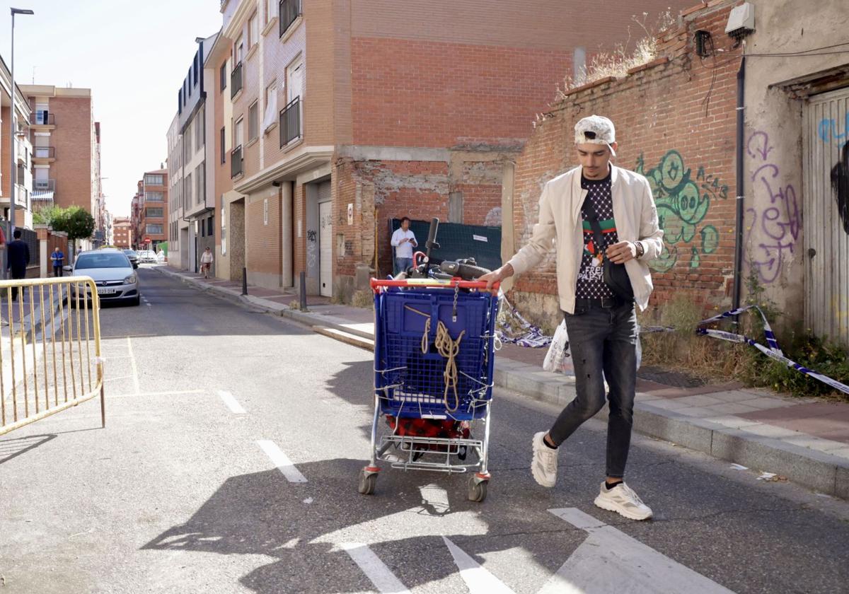 Uno de los okupas retira este lunes varios enseres en un carro tras el inicio de las obras.