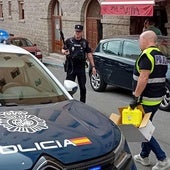 Agentes de la Policía Nacional, en la calle Caño Grande.