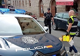 Agentes de la Policía Nacional, en la calle Caño Grande.
