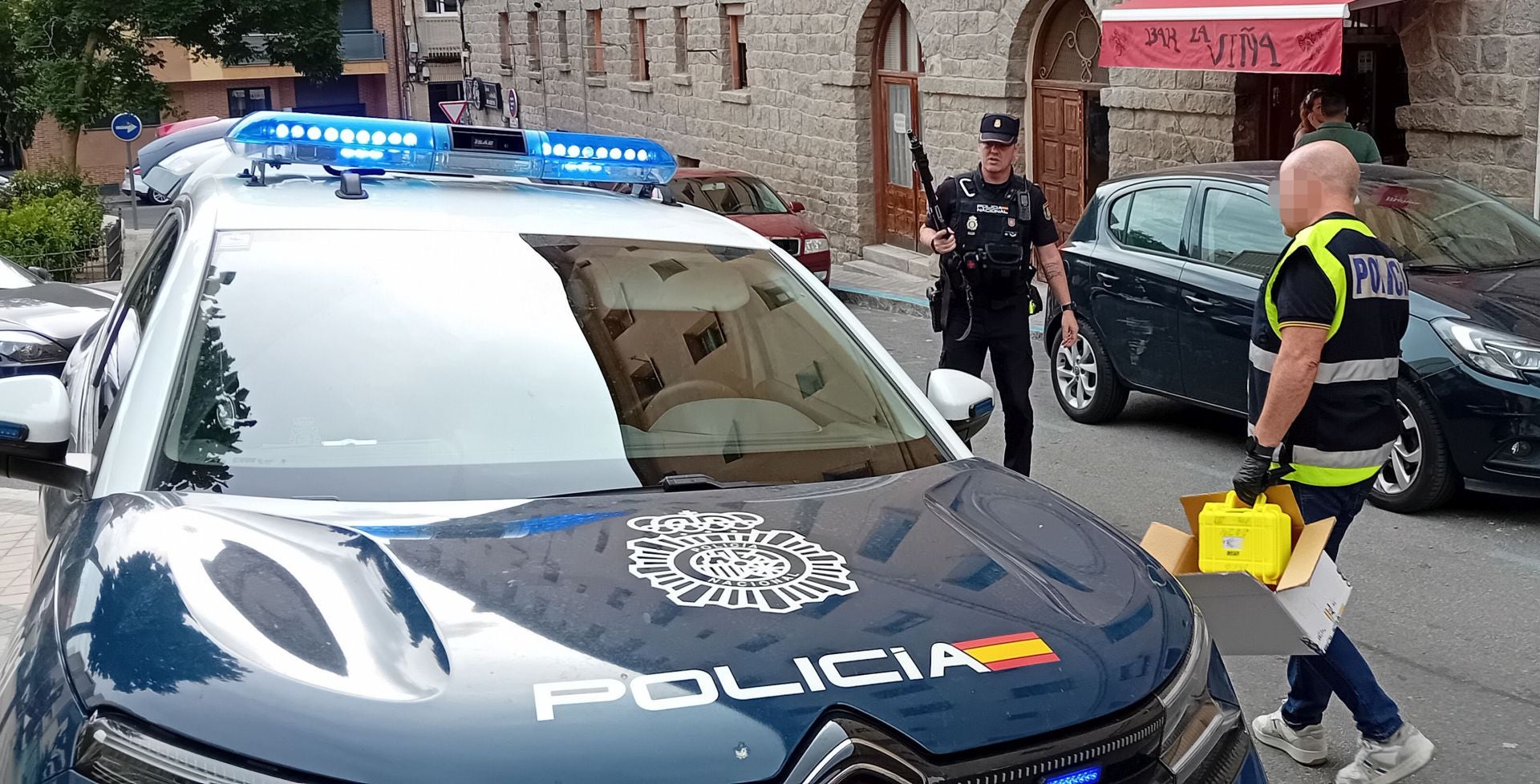 Agentes de la Policía Nacional, en la calle Caño Grande.
