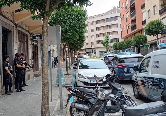 Policías nacionales controlan el acceso al portal donde se está desarrollando la operación.