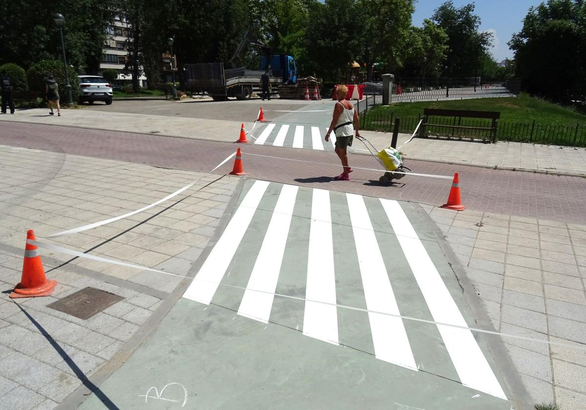 Pasos de cebra en el carril bici en la salida del paseo del Catarro hacia Isabel la Católica.