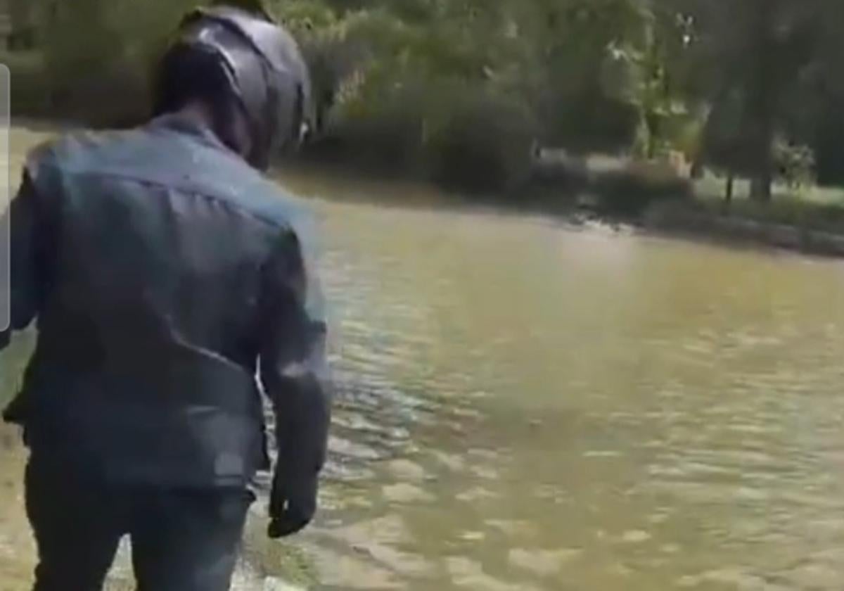Un agente realiza comprobaciones en el Canal de Castilla a su paso por Villanueva de San Mancio.