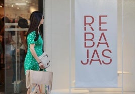 Un escaparate de una tienda de Valladolid anuncia las rebajas de verano 2024.