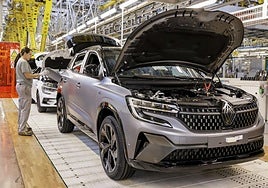 Una trabajadora de Renault en la fábrica de Villamuriel de Cerrato, en una imagen de archivo.