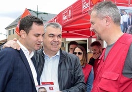 Javier Alfonso Cendón, Santos Cerdán y Jorge Pérez en la visita del segundo a Navatejera en mayo de 2025.