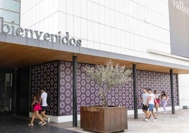 Acceso al centro comercial Vallsur.