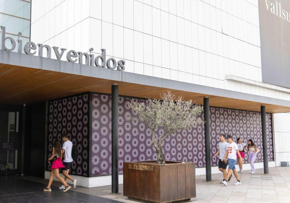 Acceso al centro comercial Vallsur.