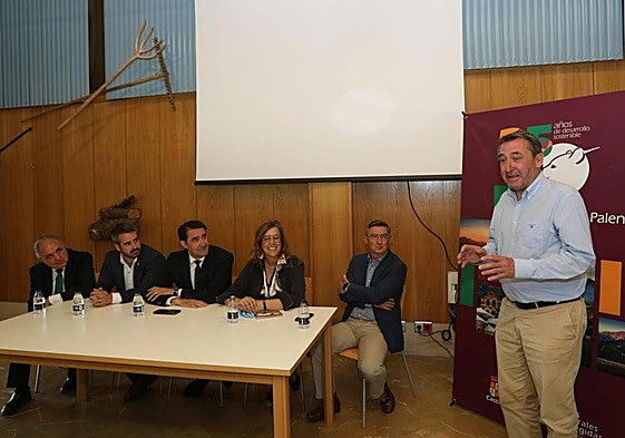 El consejero, en el centro, la presidenta de la Diputación, y otros representantes institucionales atienden las explicaciones del director del parque, Pablo Zuazúa.