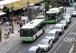 Autobuses de Auvasa en la parada de la plaza de España.