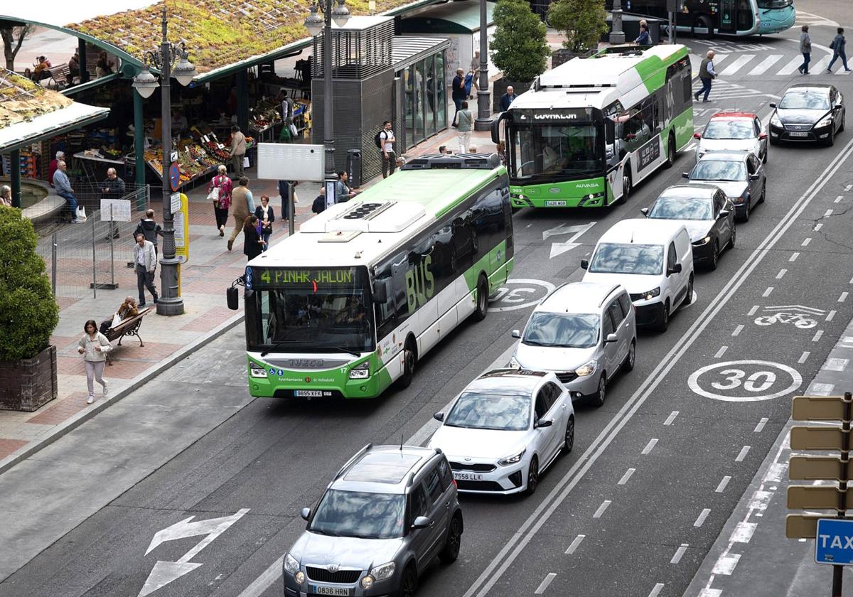 Autobuses de Auvasa en la parada de la plaza de España.