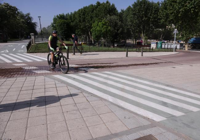 El carril bici se corta en el acceso a la playa de Las Moreras por la carretera de salida del aparcamiento junto al paseo.