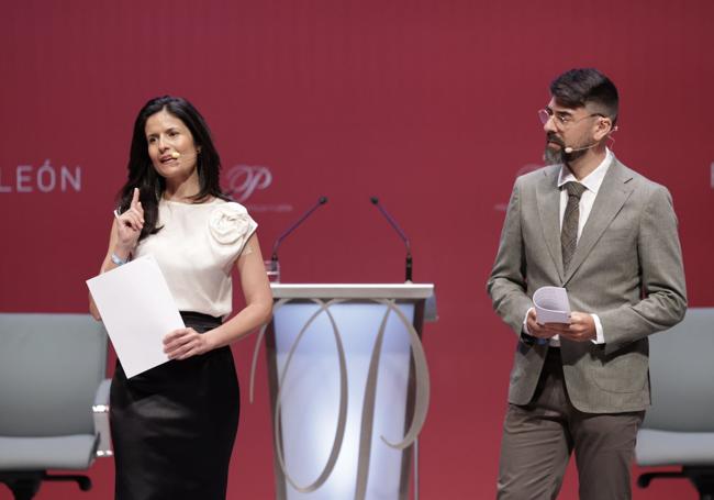 Patricia Carrera (La ( de Ávila) y Sergio Perela (Dazn), periodistas presentadores del acto.